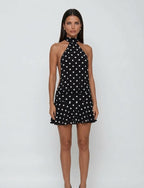 שמלה מיני שחורה מנוקדת