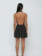 שמלה מיני שחורה מנוקדת