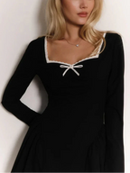 Libbie שמלת מיני עם שרוולים ארוכים וקישוט תחרה