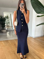 חליפת שני חלקים סרוגה וסט סגירת כפתורים וחצאית מקסי - ג'יילה