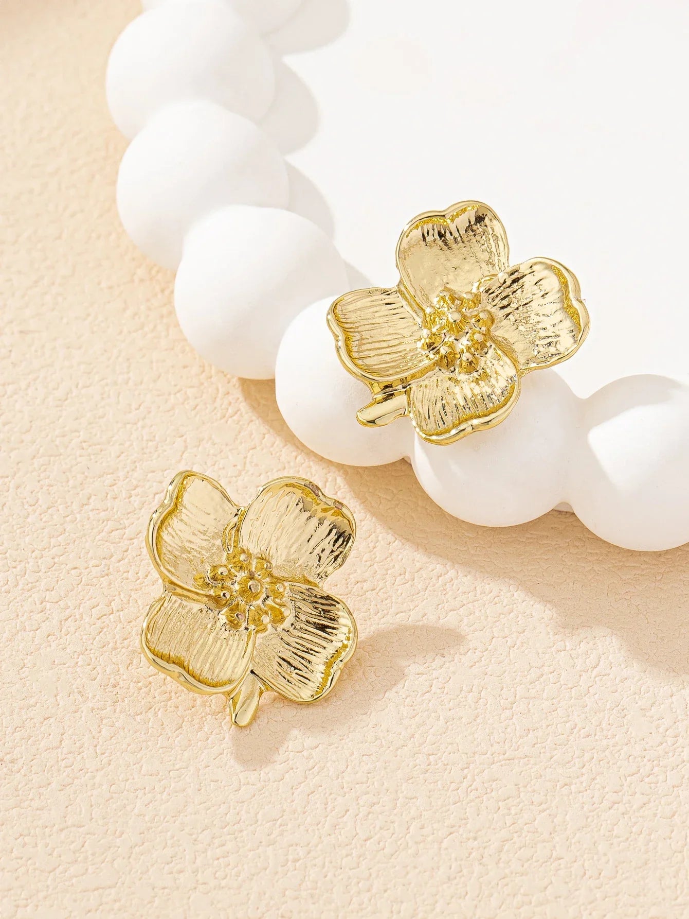 עגילי פרחים בזהב