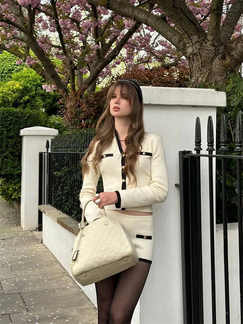 חליפת שני חלקים סרוגה בעיצוב קלאסי מחויט סריג ומכנסיים קצרים - אלנה